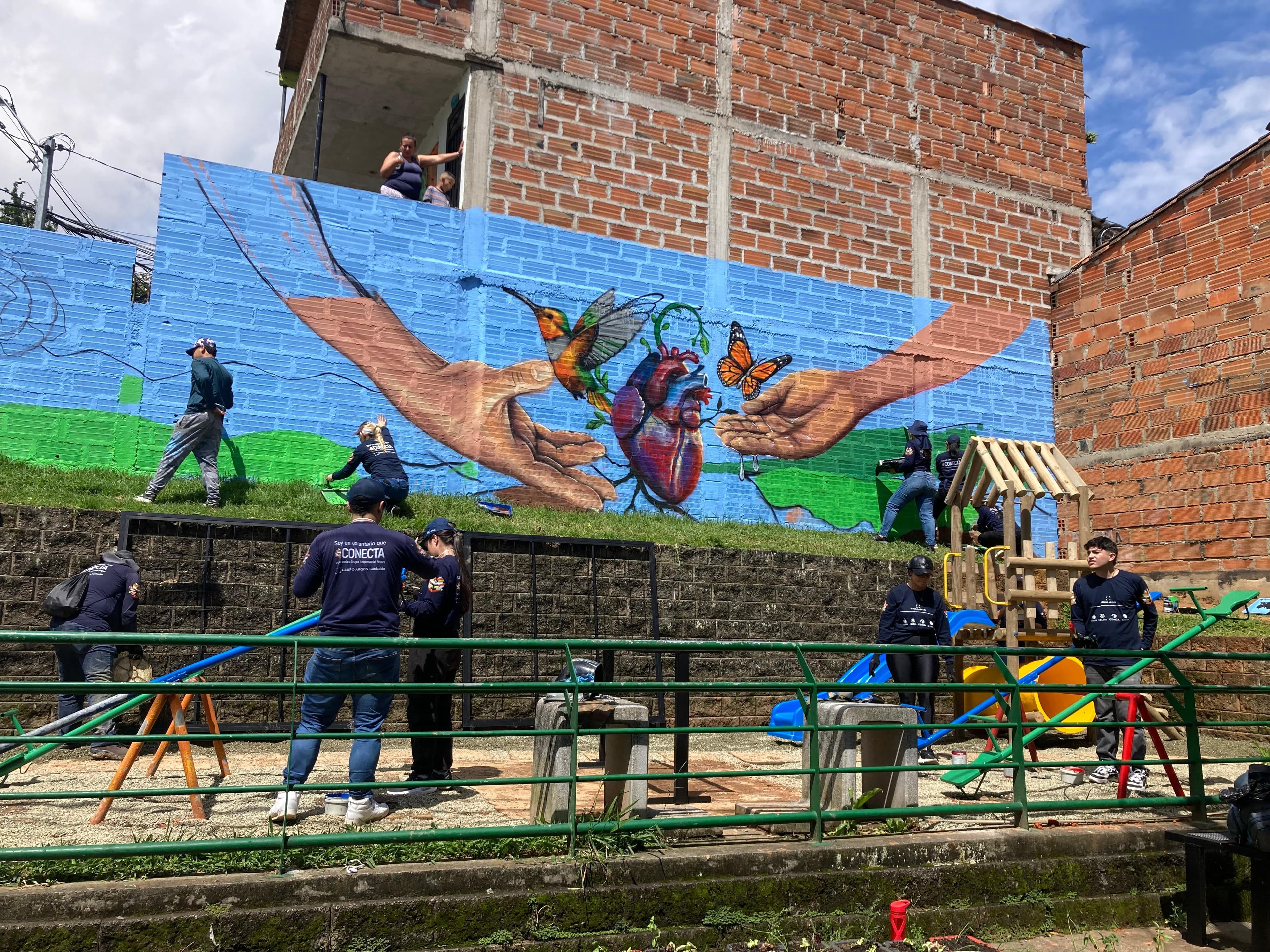 Mujer plantando jardines comunitarios